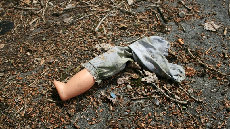 Помощь женщине-водителю обернулась для пожилого охинца оторванной ногой и смертью