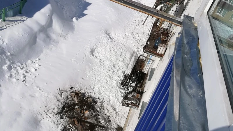 В Долинске с четвертого этажа обрушился балкон, чудом не прибив сахалинца