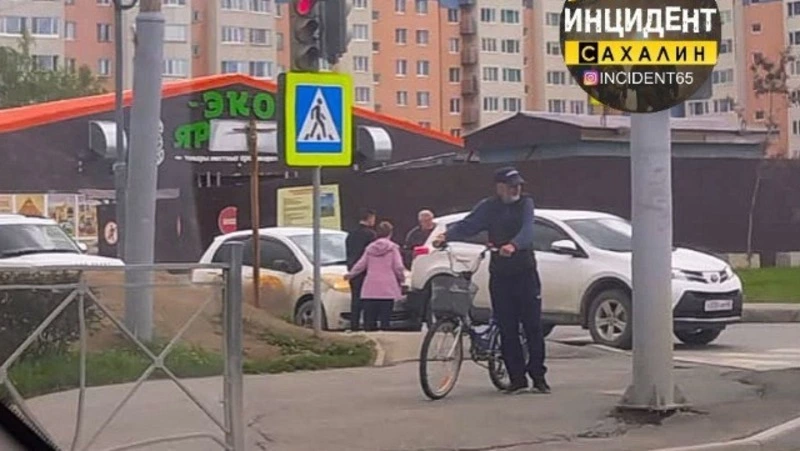 Toyota Vitz одной из пиццерий Южно-Сахалинска стала участником ДТП 5 июня