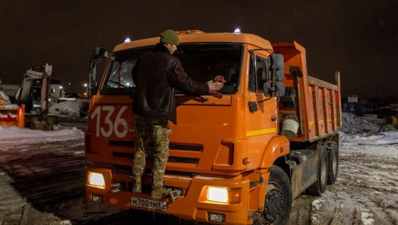 Дороги после циклона в Южно-Сахалинске расчищает ветеран СВО 