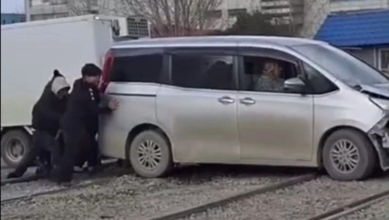 Водители рискуют автомобилями на разбитом переезде в Южно-Сахалинске