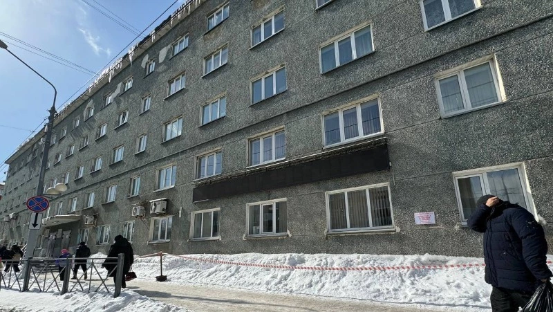 Жители Южно-Сахалинска: огромные сосульки угрожают пешеходам