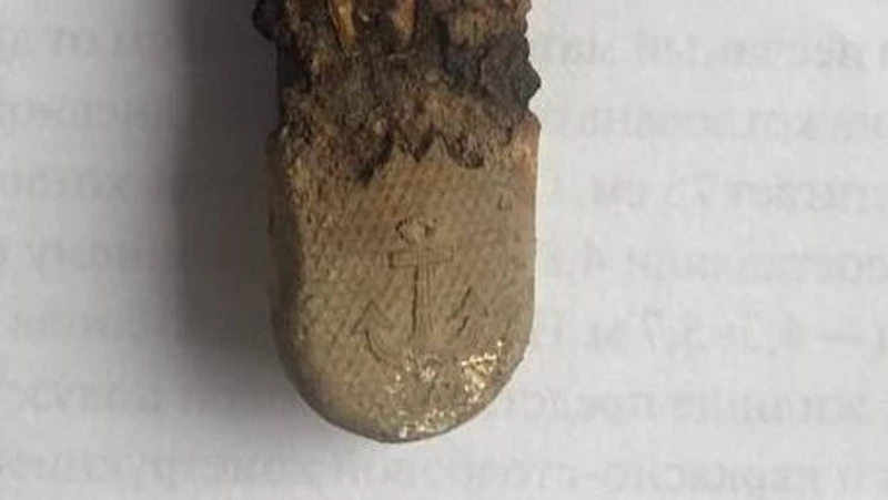 Мужчина нашел фрагмент неизвестного оружия возле аэропорта в Шахтерске