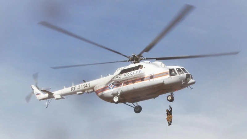 К поискам пропавшего рыбака в Томаринском районе привлекли вертолет МЧС