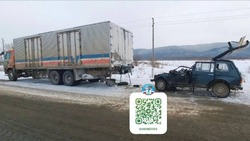 Пенсионер на «ладе» въехал в припаркованный грузовик на трассе Южно-Сахалинск – Оха