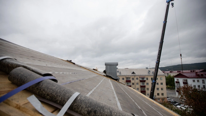 С риском для жизни рабочие доделывают обгоревшую крышу на Мира, 157