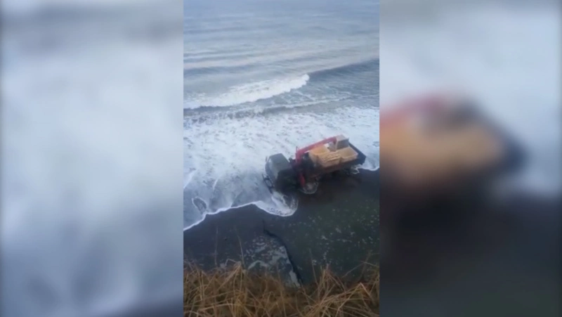 На Сахалине «буханка» и КамАЗ попали под прилив и увязли в песке