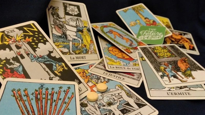 Близнецы охраняют границы, Весы переживают революцию. Гороскоп Таро на 28 ноября