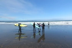 Чемпион России провел мастер-класс по серфингу на Северных Курилах — ФОТО