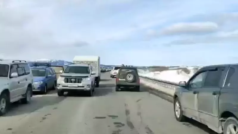 Круче, чем на Ибице. На юге Сахалина километры дороги забиты машинами рыбаков