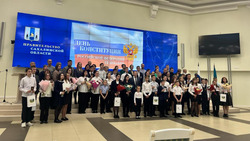 Больше 20 школьников получили паспорта в День Конституции РФ в Южно-Сахалинске