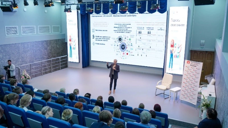Глава СахГУ прочитала лекцию участникам марафона «Знание»