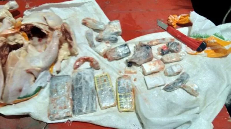 Сахалинскому заключенному отправили курицу, напичканную запрещенными предметами