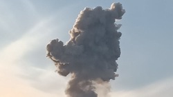 Вулкан Эбеко выбросил столб пепла на 2,7 километра утром 23 сентября