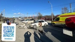 Водитель Subaru лоб в лоб врезался в Nissan в Южно-Сахалинске