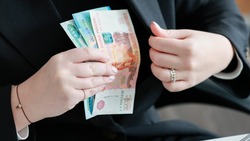 В Охе женщина похитила деньги со счета доверчивого знакомого 