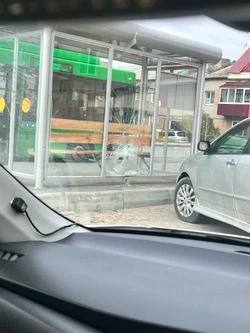 Неизвестные разбили остановку в Южно-Сахалинске 