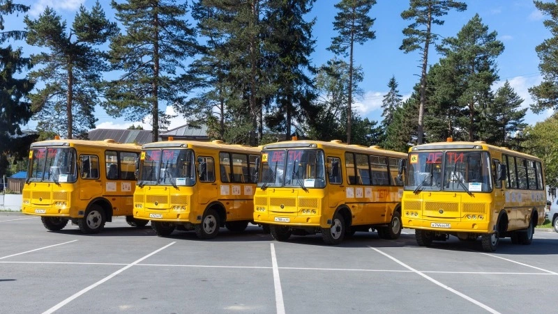 Четыре новых автобуса получили школы острова Кунашир