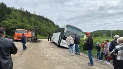 Автобус с пассажирами сошел с дороги в районе села Арсентьевка