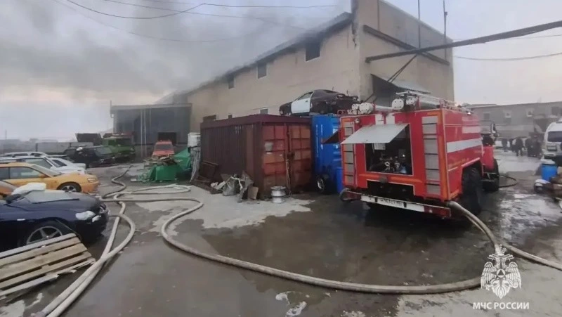 Склад площадью 200 «квадратов» загорелся в Холмске 