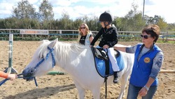 Лечение лошадьми. Юные сахалинцы с ограничениями по здоровью оседлали коней на турнире