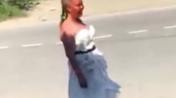 Пьяная блондинка в наряде невесты танцевала на парковке в Южно-Сахалинске. Видео