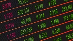 Доллар опустился ниже 85 рублей, евро — до 94 рублей