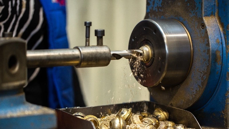 Житель Сахалина лишился 75 тысяч рублей при покупке токарного станка у мошенников