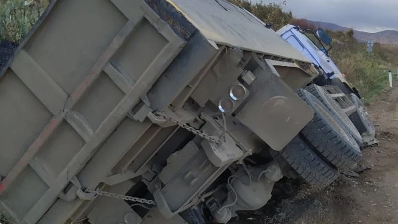Большегруз опрокинулся в кювет на юге Сахалина