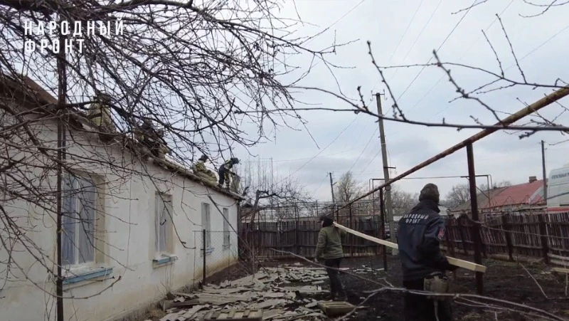Волонтеры Сахалина помогают ликвидировать последствия удара ВСУ по поселку в ЛНР