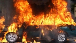 Два автомобиля вспыхнули в селе Новом на Сахалине