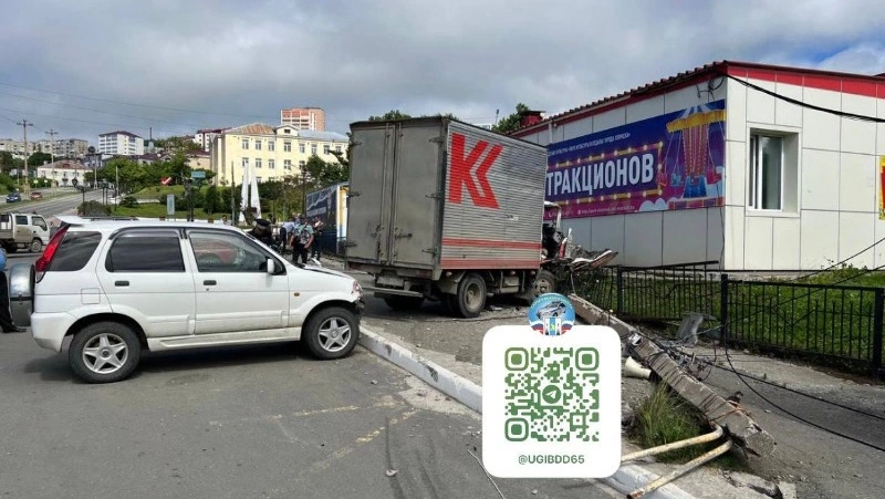 Грузовик с отказавшими тормозами протаранил опору электроосвещения и авто в Холмске