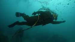 Трое водолазов искали пропавшего в заливе Анива дайвера