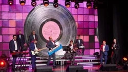 «Красота спасет мир»: южносахалинок поздравили с наступающим 8 Марта