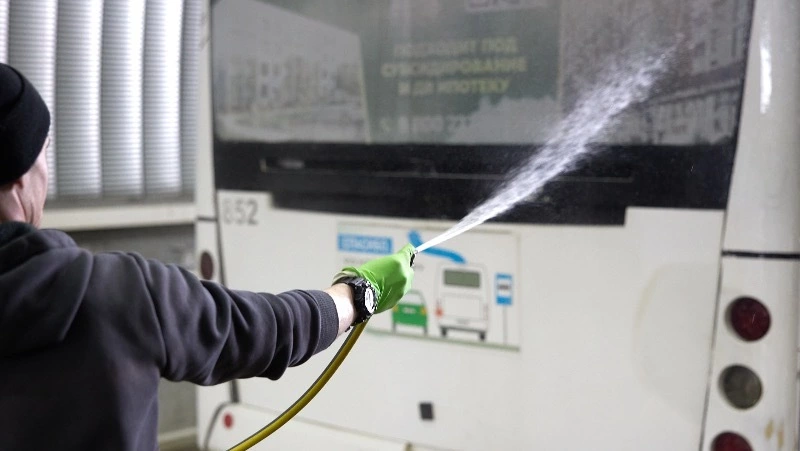 В Южно-Сахалинске ежедневно проводят усиленную мойку общественного транспорта