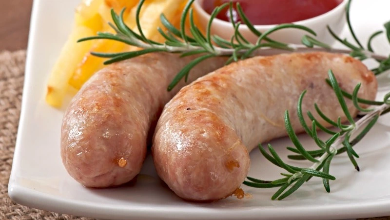 Запрещенные добавки нашли в сардельках производителя с Сахалина