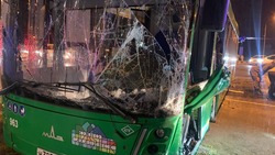 Женщина погибла в результате столкновения автобуса и внедорожника в Южно-Сахалинске