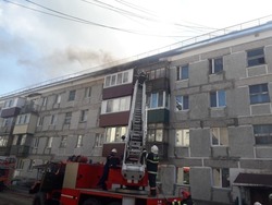 Полыхающую крышу пятиэтажки в Долинске тушили 14 человек