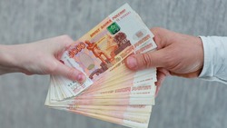 Прокуратура помогла жительнице Холмска вернуть невыплаченную ей зарплату