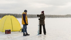 Сахалинским рыбакам рассказали, как действовать при случайном уходе под лед