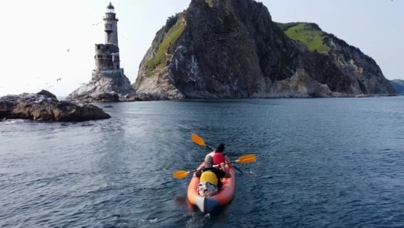 Ведущие шоу «Геометка» переночевали на маяке Анива и показали уникальный сахалинский турмаршрут