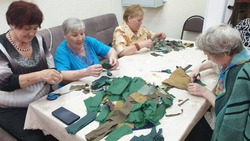 Участницы «Эдельвейса» на Сахалине изготовили маскировочные сети для бойцов СВО