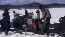 В Лесном треснул лед: рыбаки срочно уходят с места лова