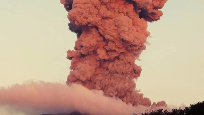 Вулкан Эбеко снова засыпал пеплом Северо-Курильск