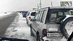 Любители зимней рыбалки блокируют проезд в Долинском районе 