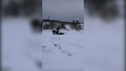 Рыбаки на снегоходах вышли на неустойчивый лед на юге Сахалина