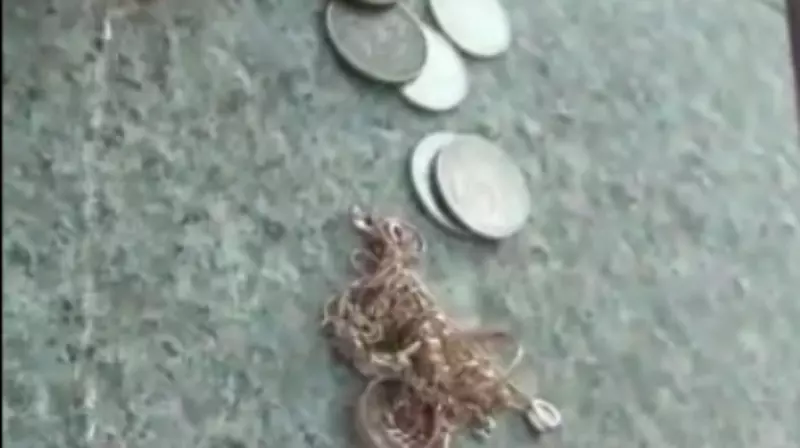 Полицейские достали из кармана корсаковца украденные украшения