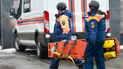 Двух человек спасли из горящей квартиры через окно в Холмске