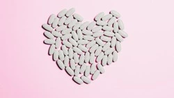 Кардиолог назвала симптомы, при которых нельзя пить обезболивающее