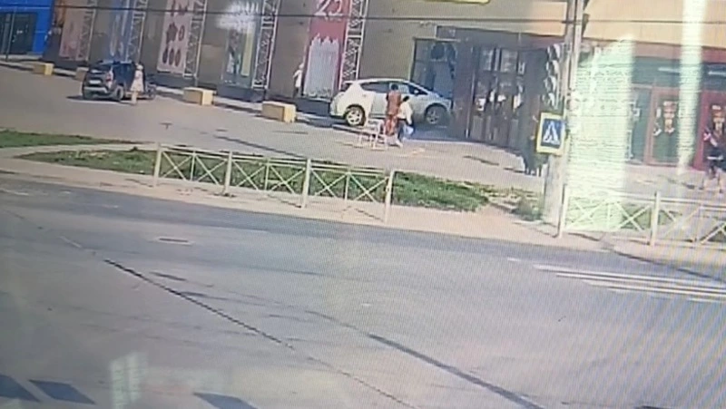 Водитель белого Nissan на Сахалине решил заехать в магазин через окно 